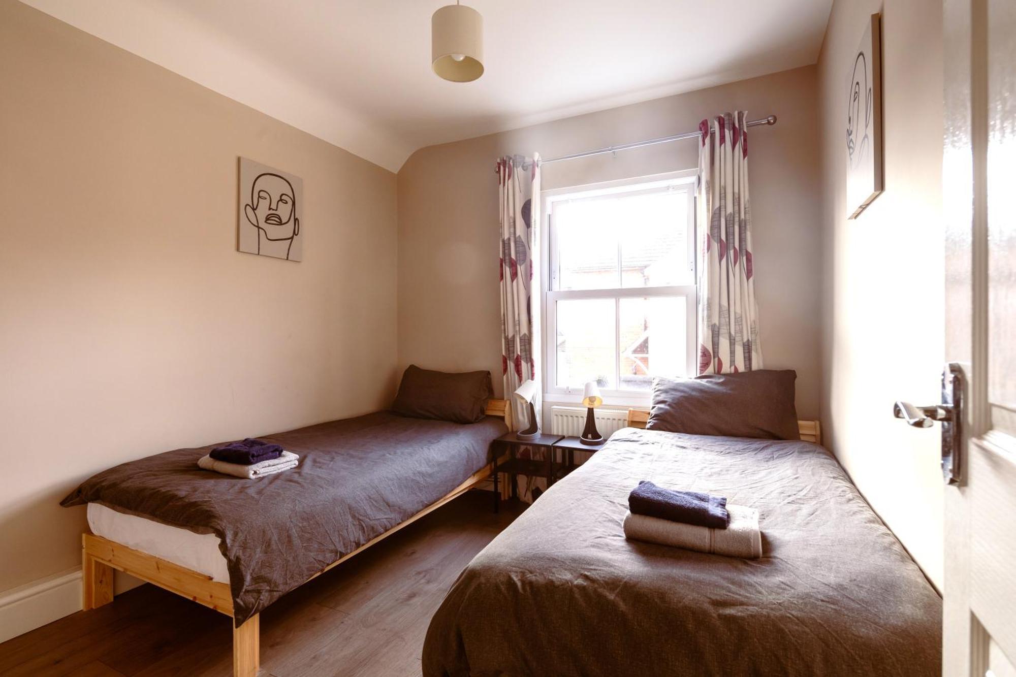Family Home In Central Guildford With Parking Экстерьер фото