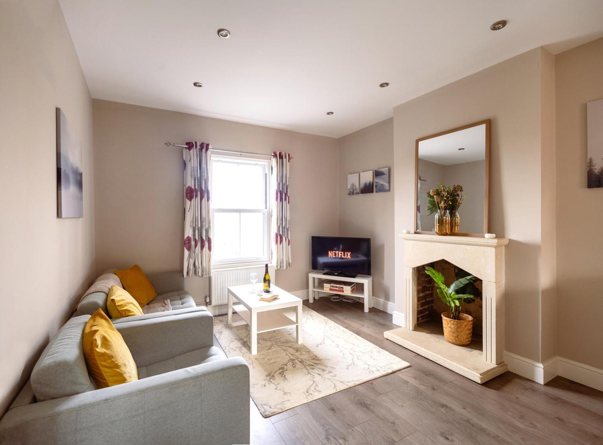 Family Home In Central Guildford With Parking Экстерьер фото