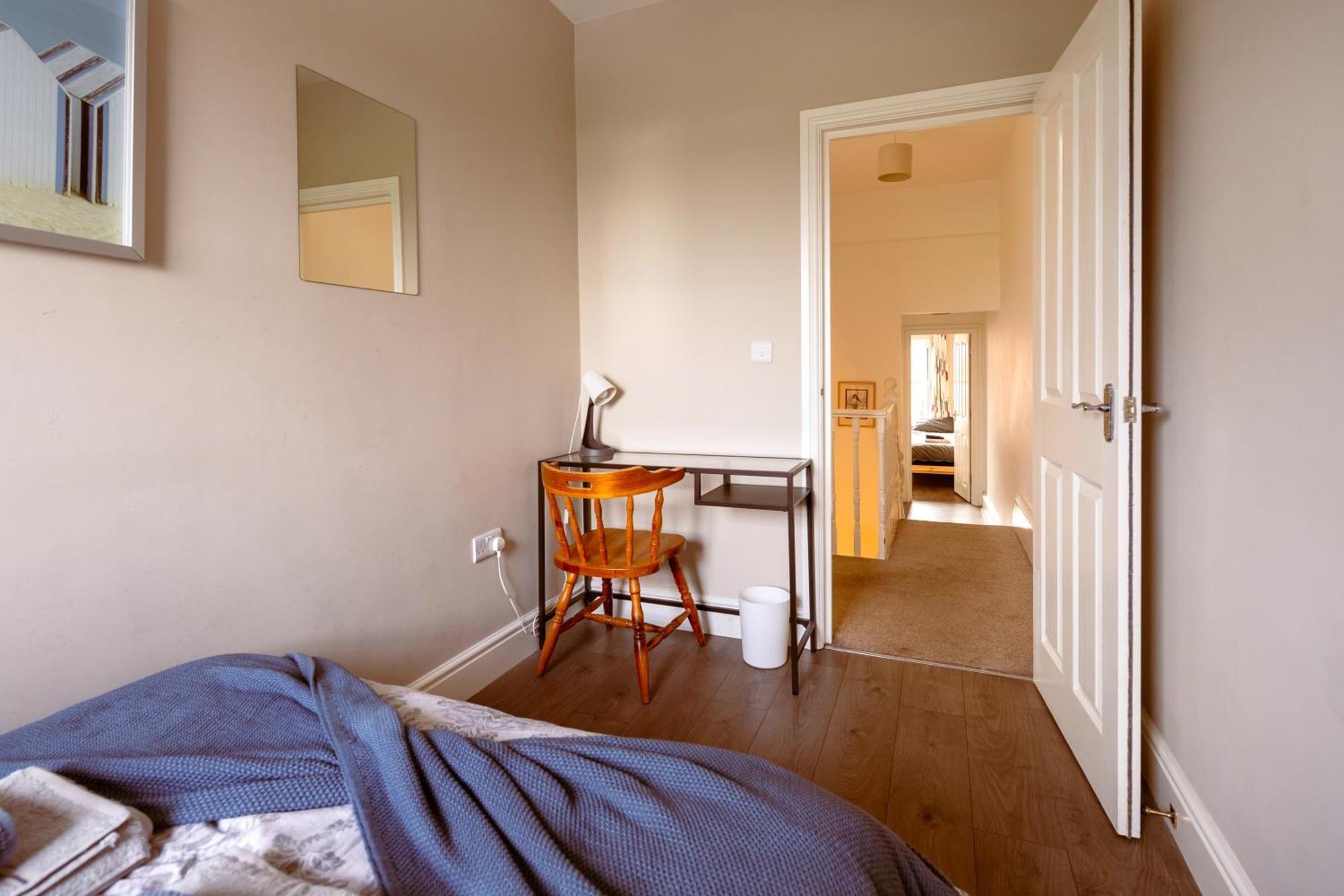 Family Home In Central Guildford With Parking Экстерьер фото