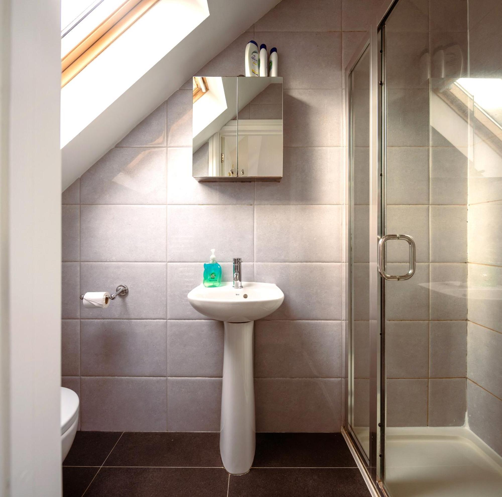 Family Home In Central Guildford With Parking Экстерьер фото