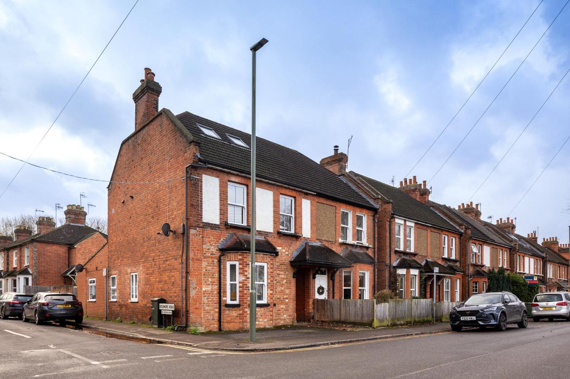 Family Home In Central Guildford With Parking Экстерьер фото