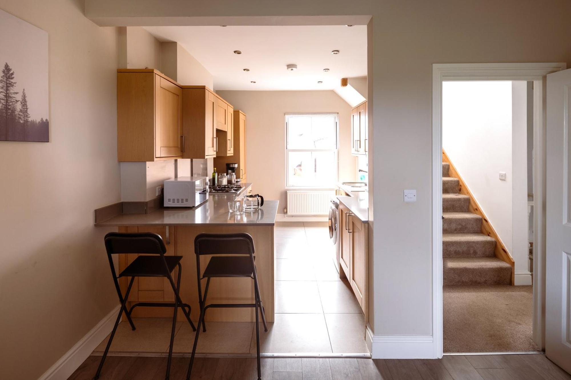 Family Home In Central Guildford With Parking Экстерьер фото