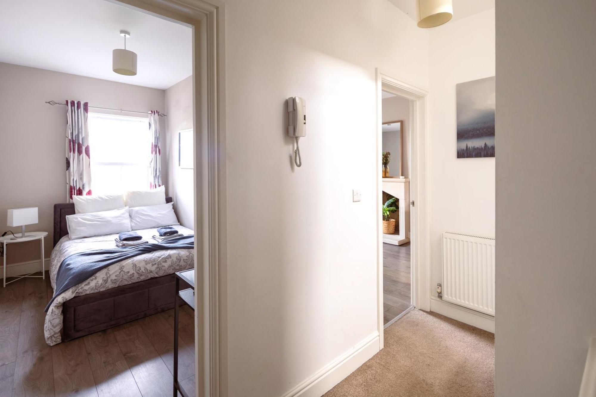 Family Home In Central Guildford With Parking Экстерьер фото